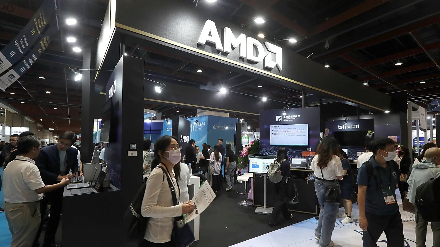 AMD launches a personal supercomputer in Berlin designed to run powerful artificial intelligence models directly on local desktop machines.